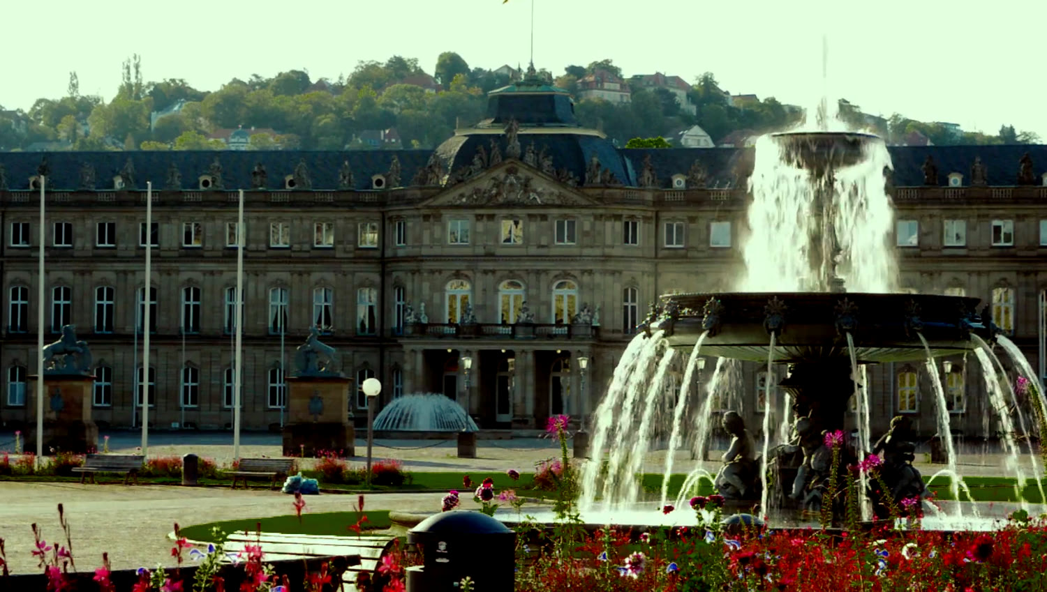 Neues Schloss und Schlossplatzbrunnen in Stuttgart